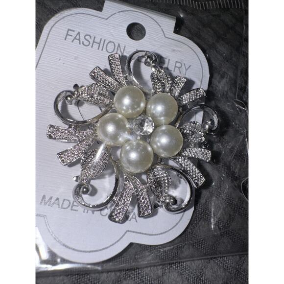 Faux Pearl Starburst Pin Rhinestone Silver Tone NEW Delicate Fashion - Picture 3 of 4